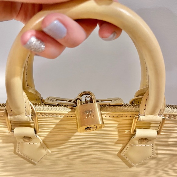 Louis Vuitton Yellow Handbag W/ Shoulder Strap - Picture 3 of 9